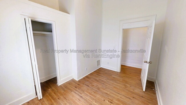 2332 Moncrief Rd