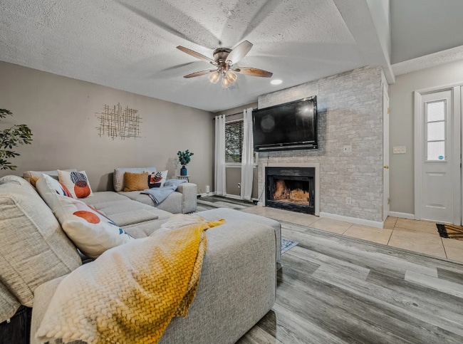 Photo - 301 Deerpoint Dr