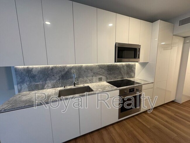 Photo - 987 Queen St