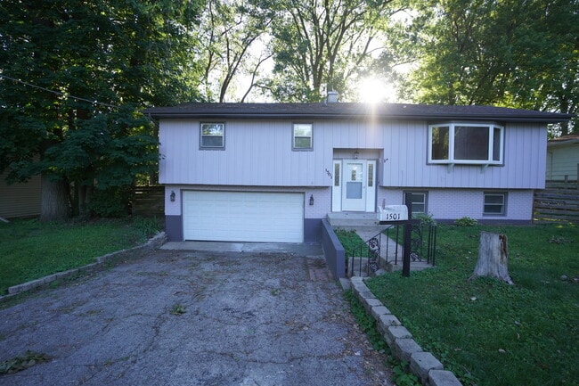 Building Photo - 1501 N Freund Ave