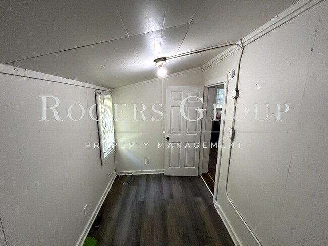 Photo - 724 Roberson St