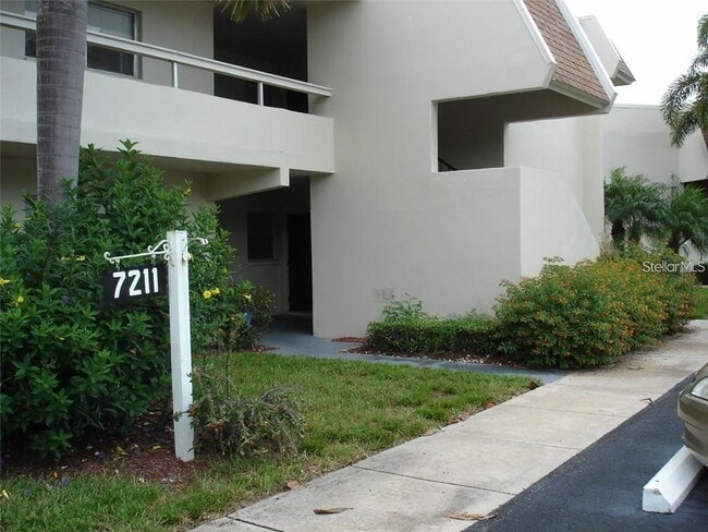 Building Photo - 7211 W Country Club Dr N Unit 133