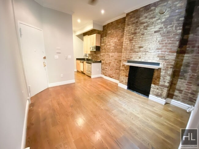 Building Photo - Perry Street