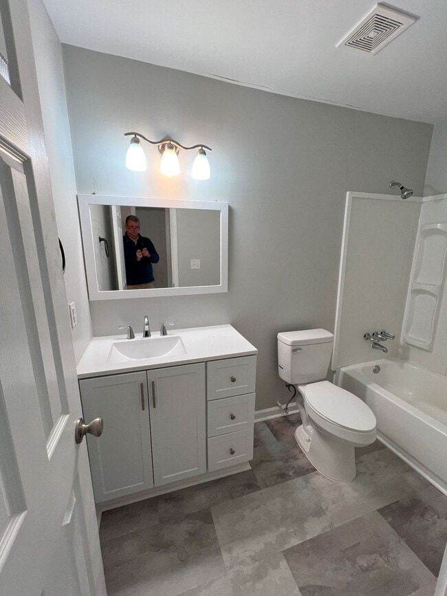 Building Photo - Updated and Ready for You! Unit C