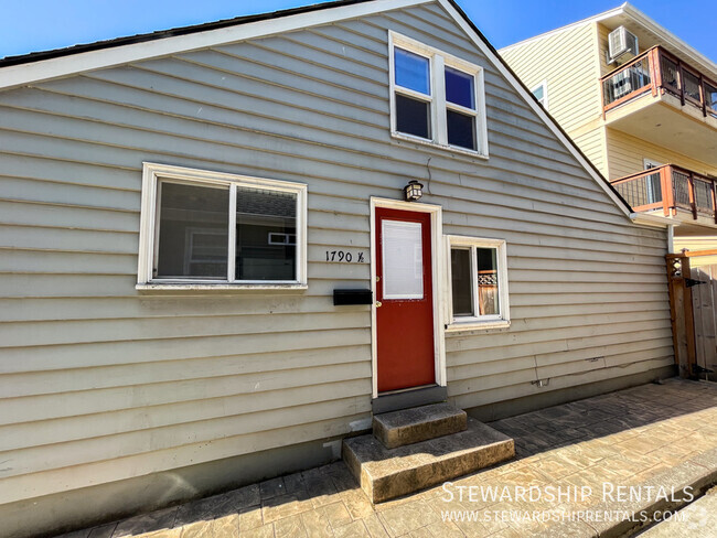 Building Photo - Adorable studio near campus! Rental