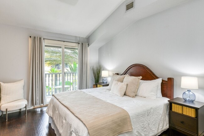 Photo - 955 Registry Blvd
