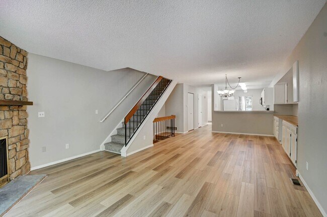 Photo - $2,025 - 2 Bed, 2.5 Bath Unit in Lakewood with In-Unit Laundry! Unidad 8