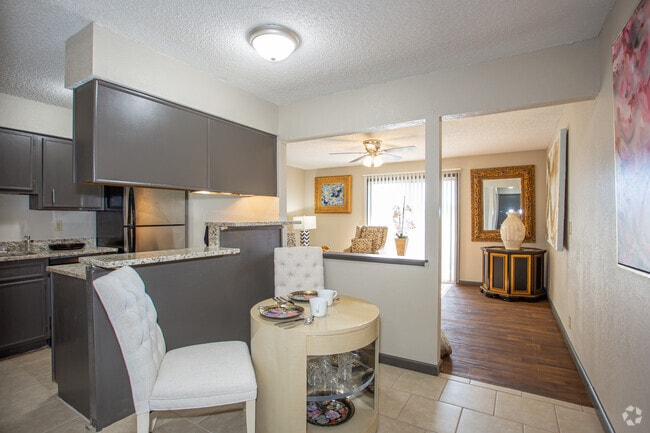 1BR, 1BA - 700 SF