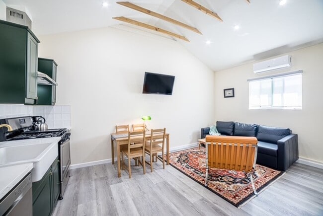 Photo - Newly Renovated Guest House Studio in Granada Hills! Unidad 10527