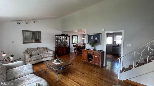 Photo - 121 Kingfield Rd