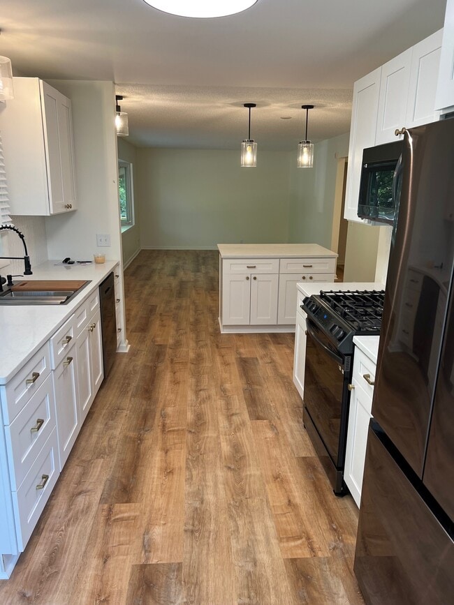 Building Photo - 50 Hackberry Hill Rental