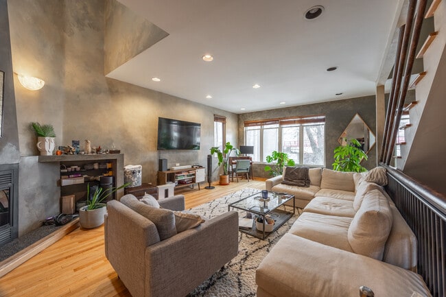 Photo - 1220 W Augusta Blvd Unit 2