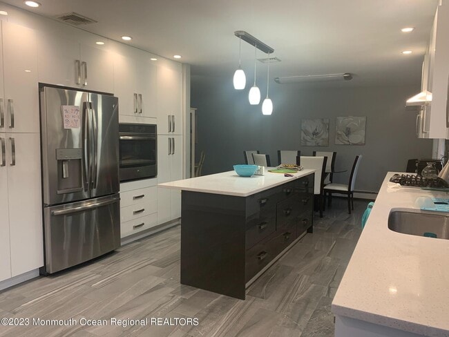 Building Photo - 293 Lawrence Ave