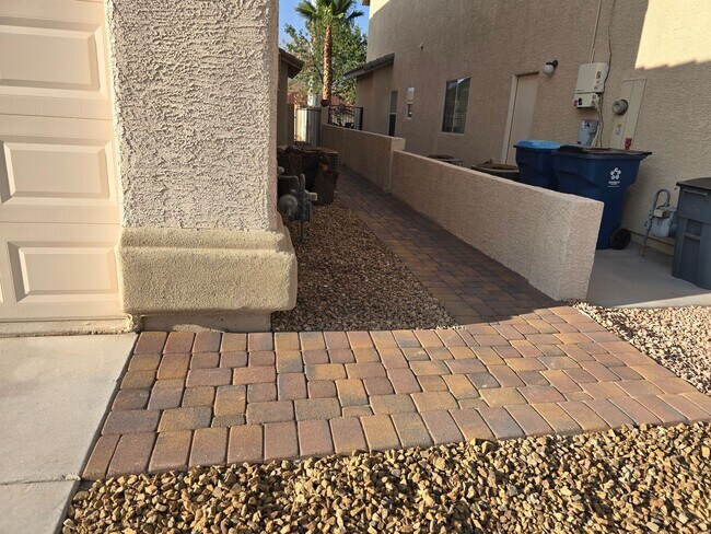 Building Photo - 2 story, 2 car garage, 5 bedroom, coveredpatio, All appliances. move in ready home with solar inc...