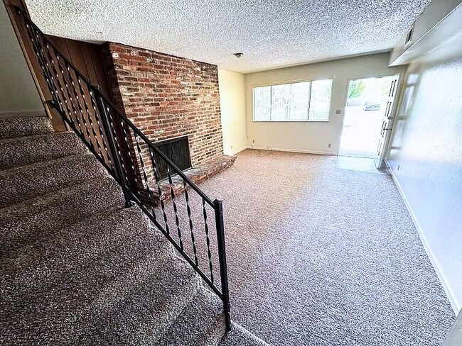 Building Photo - 510 W Locust St Rental