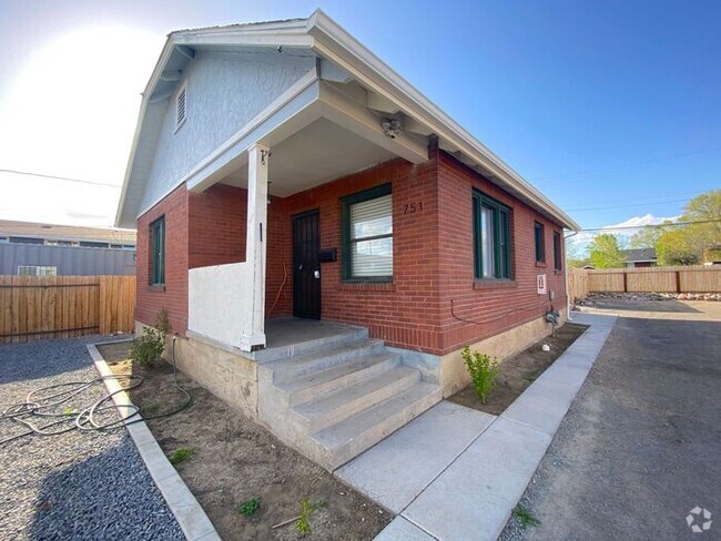 Building Photo - House 3 Bedroom/2 Bath - Laundry Room / St...