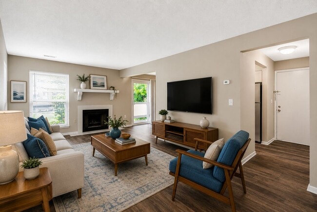 Lakeside Crossing at Eagle Creek Apartments and Townhomes