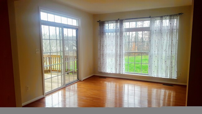 Sunroom with privacy and greenery - 14605 Illuminati Way Townhome