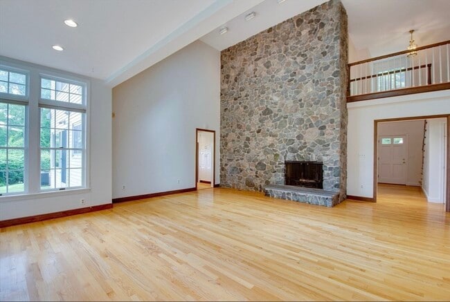 Photo - 107 Farm St