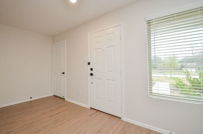 Photo - 305 Riverwood Village Ln