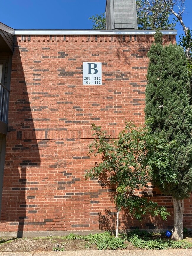 Building Photo - 1 bed 1 bath condo Unit 212