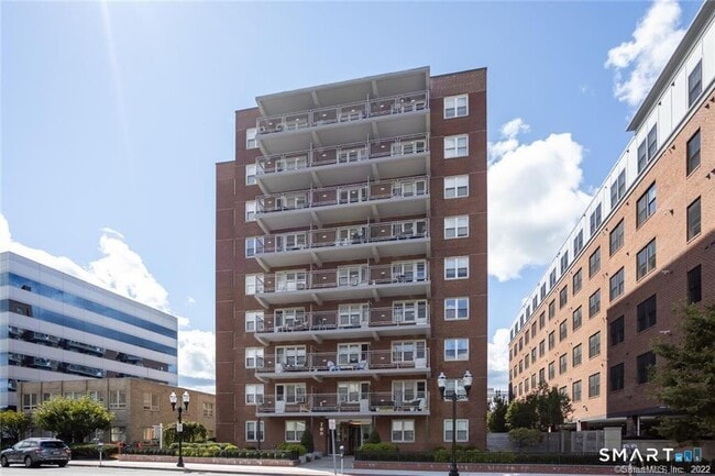 Building Photo - 700 Summer St Unit 2E