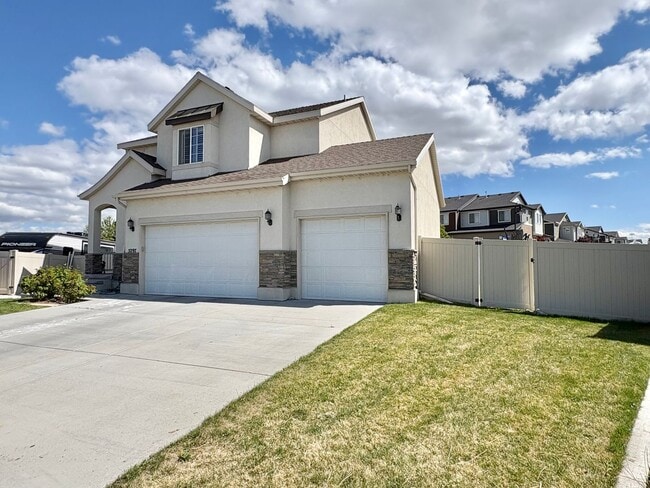 Photo - 3 Bed, 2.5 Bath Lakeview Home with Private Yard in Quiet Neighborhood!