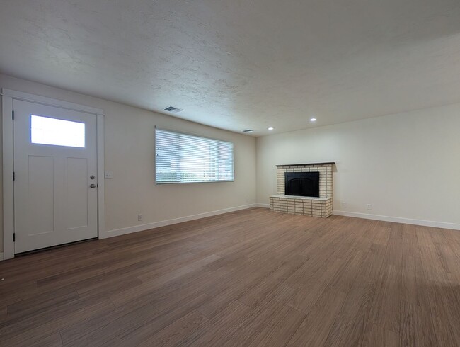 Photo - Great 2-Bed/1-Bath Near Coburg Road!