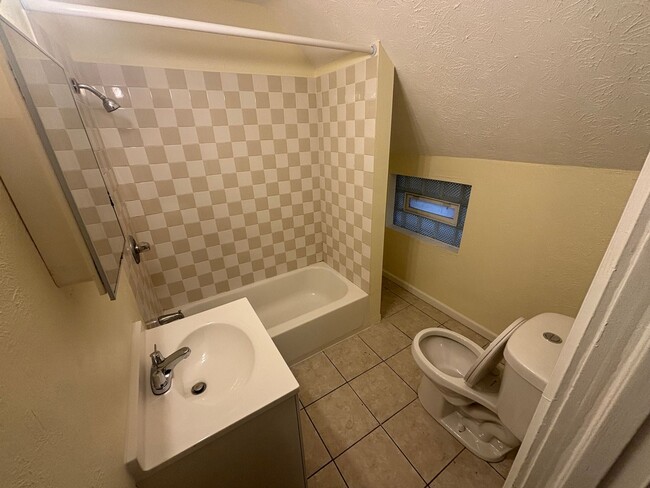 1978 W 93rd St Unidad 1978 W 93rd St - Upper Unit