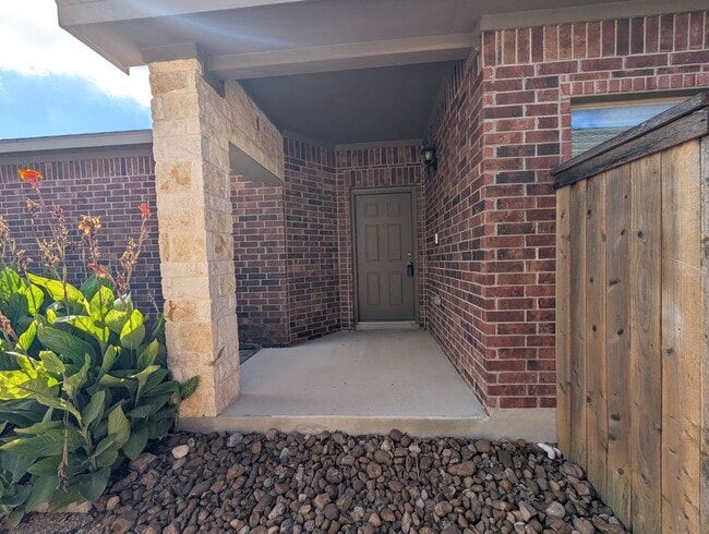 Photo - 3/2/2 Duplex / Less than 1 Mile to Gruene / Fridge Included/ Gas Cooking / Covered Patio / CISD