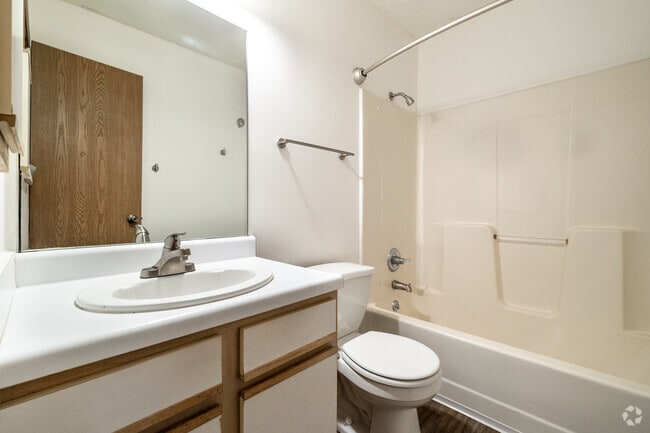 2BR, 1.5BA - 1,850SF - Bathroom