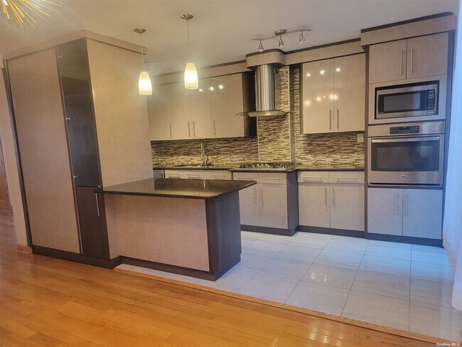 Photo - 102-14 65th Rd