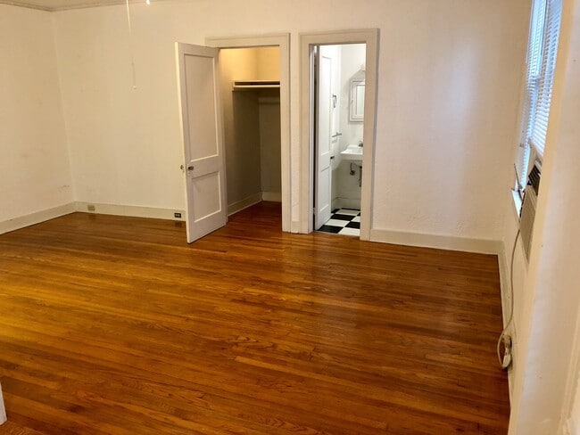 Building Photo - Uptown Studio, one block off of St. Charle... Unit D