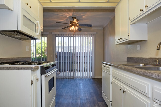 1BR, 1BA - 701 SF