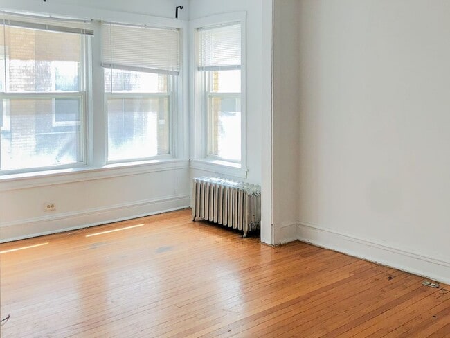 Building Photo - 5059 N Damen Ave