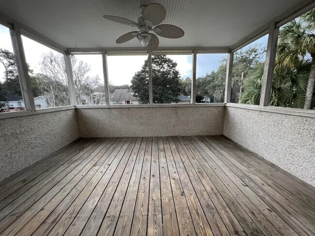 408 Maple St Unidad upper two floors