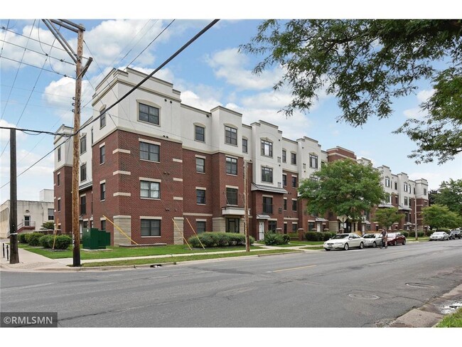 Building Photo - 619 SE 8th St Unit 309