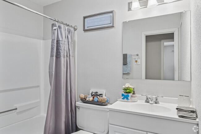 Majestic - 2 habitaciones, 1 baño - 900 pies cuadrados - Baño principal - Royal Park - Students save up to 10%!