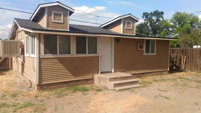 Building Photo - 1002 W Myrtle Ave