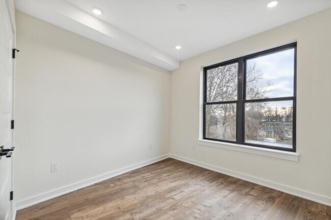 Photo - 6211 Woodbine Ave