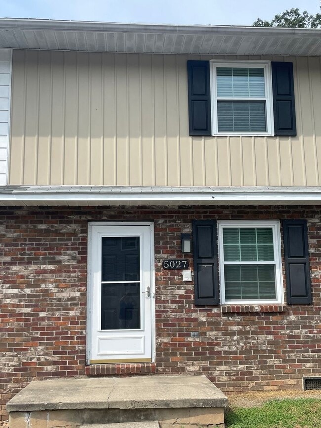 Building Photo - Three Bedroom Townhome