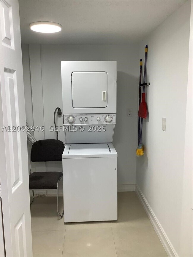 Building Photo - 9359 Fontainebleau Blvd Unit F307