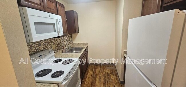 Building Photo - 126 S Cribbon Ave
