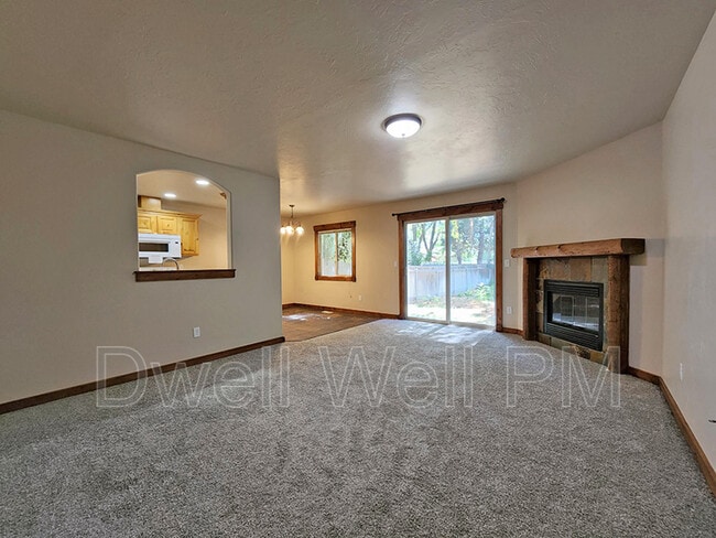 Photo - 115 N Gem St
