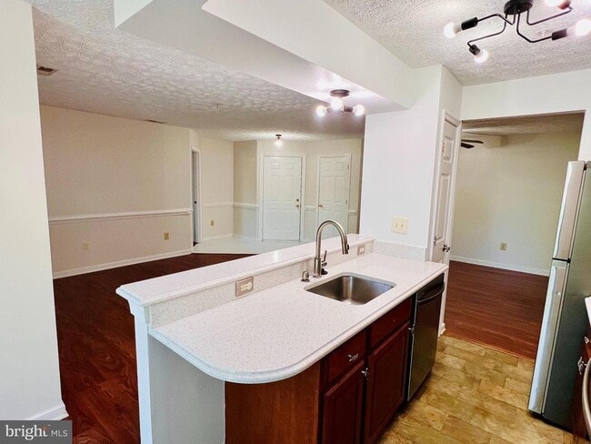Building Photo - 2406 Forest Edge Ct Unit 102