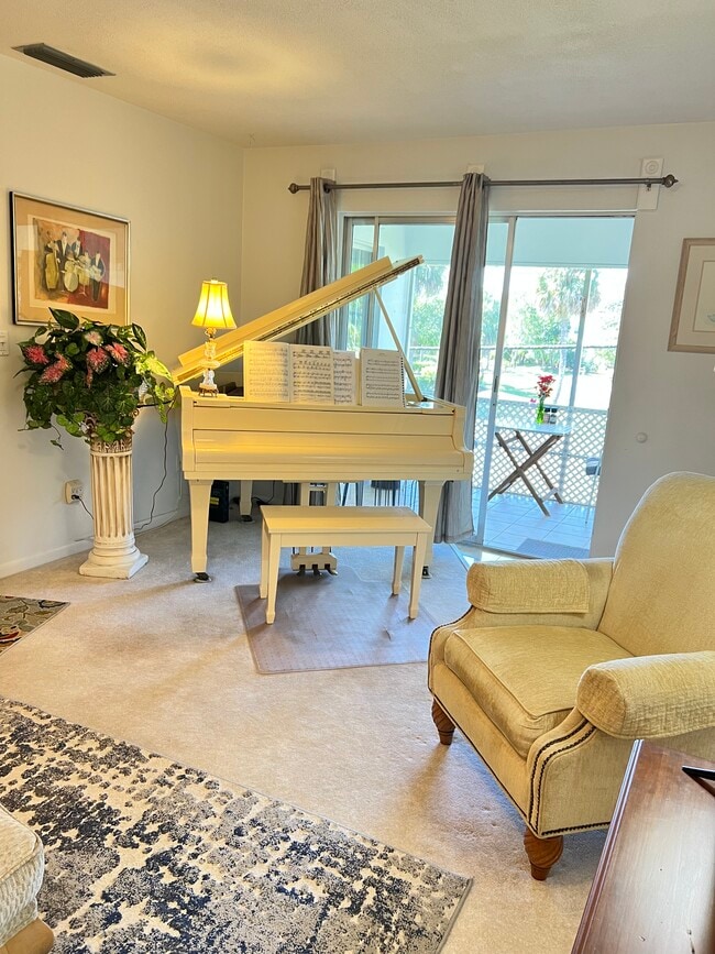 Piano + Screened In Patio - 333 SE Martin Ave Unit Condominium Complex