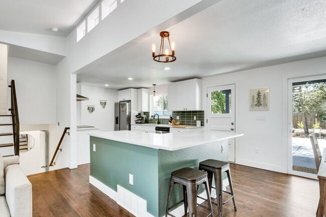 Building Photo - 6029 Oak St Rental