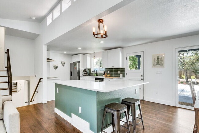 Building Photo - 6029 Oak St Rental