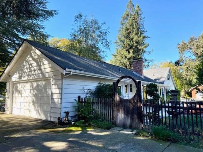 Photo - Gorgeous 5 bedroom, 4.5 bath, Westside Dan...