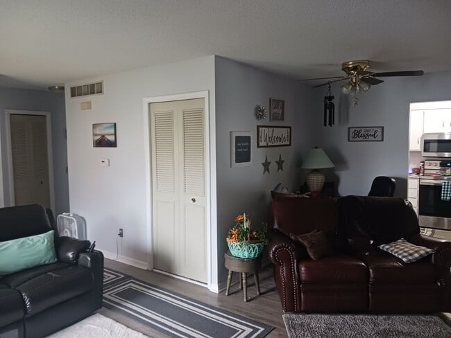 Photo - 6240 Weiss St